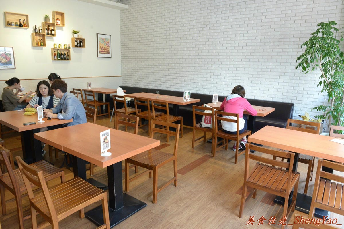 [台中龍井]豆子洋食商行 – 在東海商圈小有名氣的”豆子咖啡”轉型賣洋食鍋物了,餐點口味有水準,份量充足且價位合理,用餐環境超舒適,約會聚餐好去處。(店家邀約)