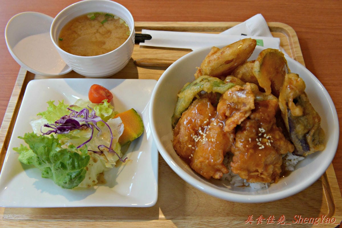 [台中龍井]豆子洋食商行 – 在東海商圈小有名氣的”豆子咖啡”轉型賣洋食鍋物了,餐點口味有水準,份量充足且價位合理,用餐環境超舒適,約會聚餐好去處。(店家邀約)