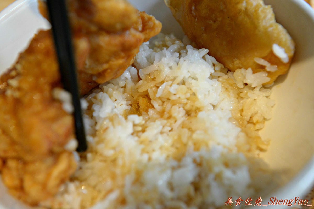 [台中龍井]豆子洋食商行 – 在東海商圈小有名氣的”豆子咖啡”轉型賣洋食鍋物了,餐點口味有水準,份量充足且價位合理,用餐環境超舒適,約會聚餐好去處。(店家邀約)