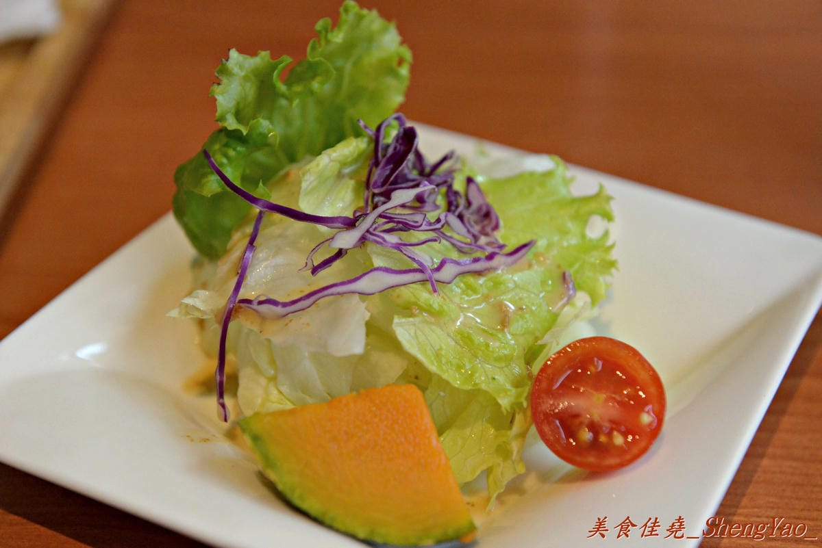 [台中龍井]豆子洋食商行 – 在東海商圈小有名氣的”豆子咖啡”轉型賣洋食鍋物了,餐點口味有水準,份量充足且價位合理,用餐環境超舒適,約會聚餐好去處。(店家邀約)