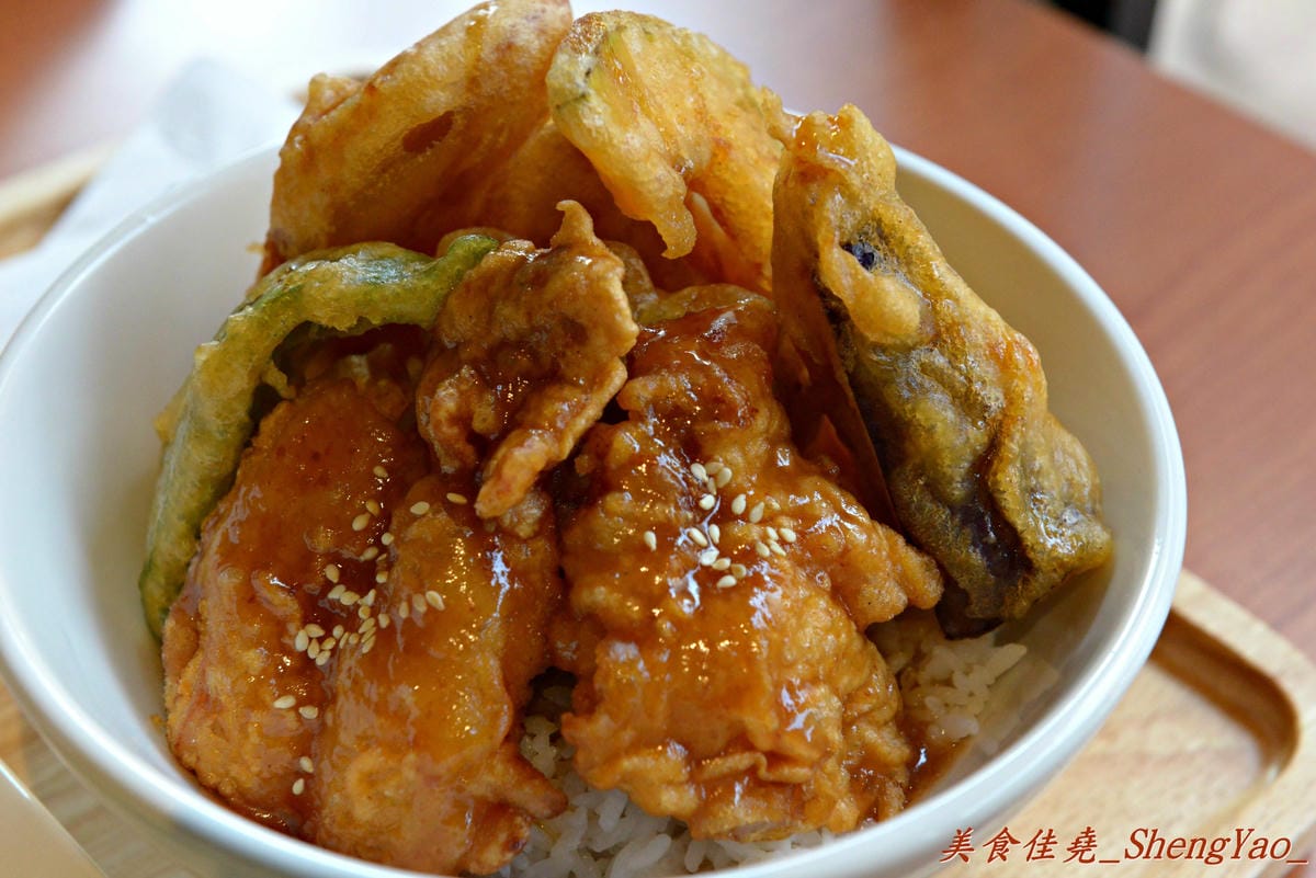 [台中龍井]豆子洋食商行 – 在東海商圈小有名氣的”豆子咖啡”轉型賣洋食鍋物了,餐點口味有水準,份量充足且價位合理,用餐環境超舒適,約會聚餐好去處。(店家邀約)