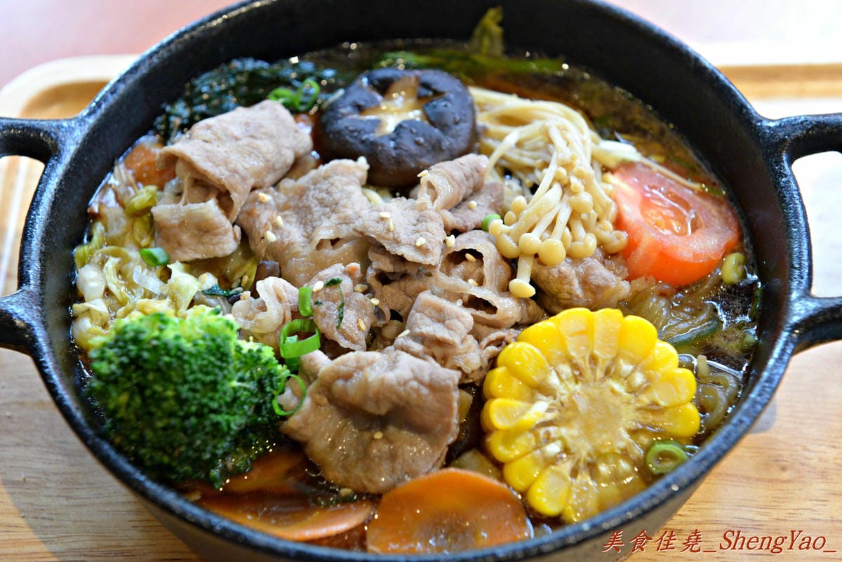 [台中龍井]豆子洋食商行 – 在東海商圈小有名氣的”豆子咖啡”轉型賣洋食鍋物了,餐點口味有水準,份量充足且價位合理,用餐環境超舒適,約會聚餐好去處。(店家邀約)