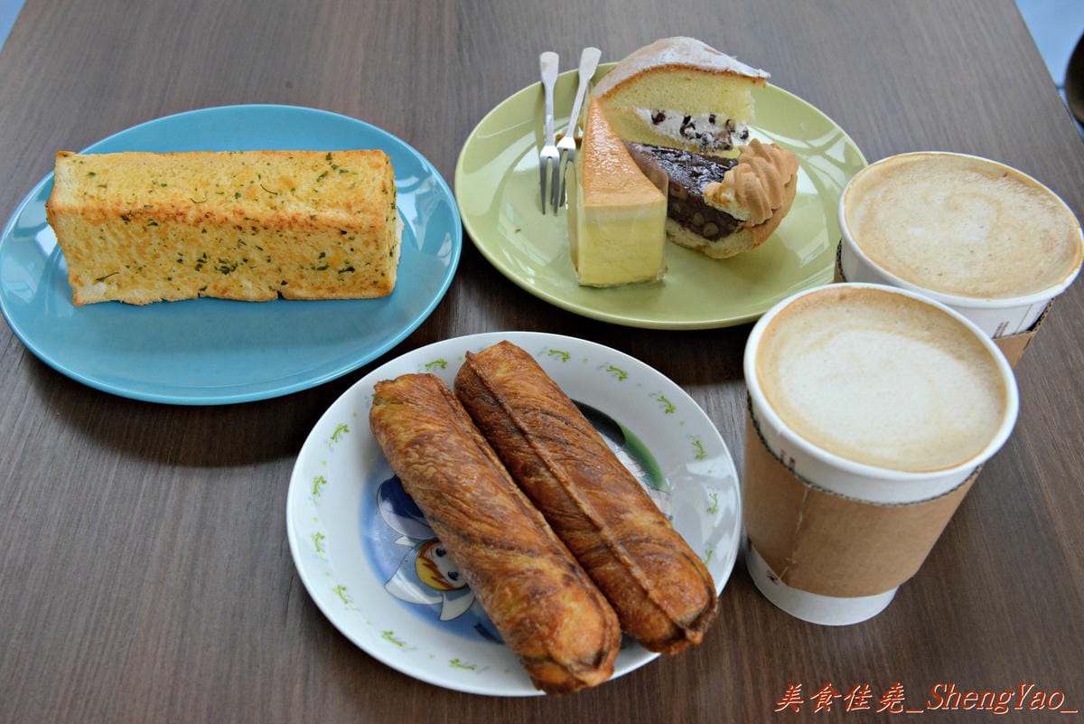 [台中梧棲]三輪車麵包坊 – 梧棲第一家庭院咖啡坊,麵包學徒出身的年輕老闆曾經是偶像團體歌手,也出過唱片,為了夢想每天騎著三輪車沿街叫賣自己作的麵包。麵包樸實好吃,大推起司棒和芝麻QQ