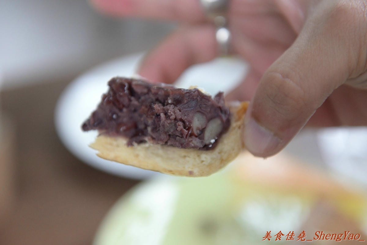 [台中梧棲]三輪車麵包坊 – 梧棲第一家庭院咖啡坊,麵包學徒出身的年輕老闆曾經是偶像團體歌手,也出過唱片,為了夢想每天騎著三輪車沿街叫賣自己作的麵包。麵包樸實好吃,大推起司棒和芝麻QQ