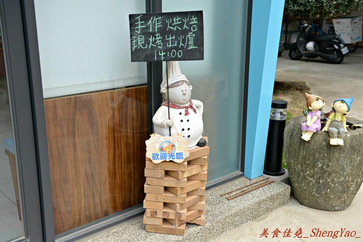 [台中梧棲]三輪車麵包坊 – 梧棲第一家庭院咖啡坊,麵包學徒出身的年輕老闆曾經是偶像團體歌手,也出過唱片,為了夢想每天騎著三輪車沿街叫賣自己作的麵包。麵包樸實好吃,大推起司棒和芝麻QQ