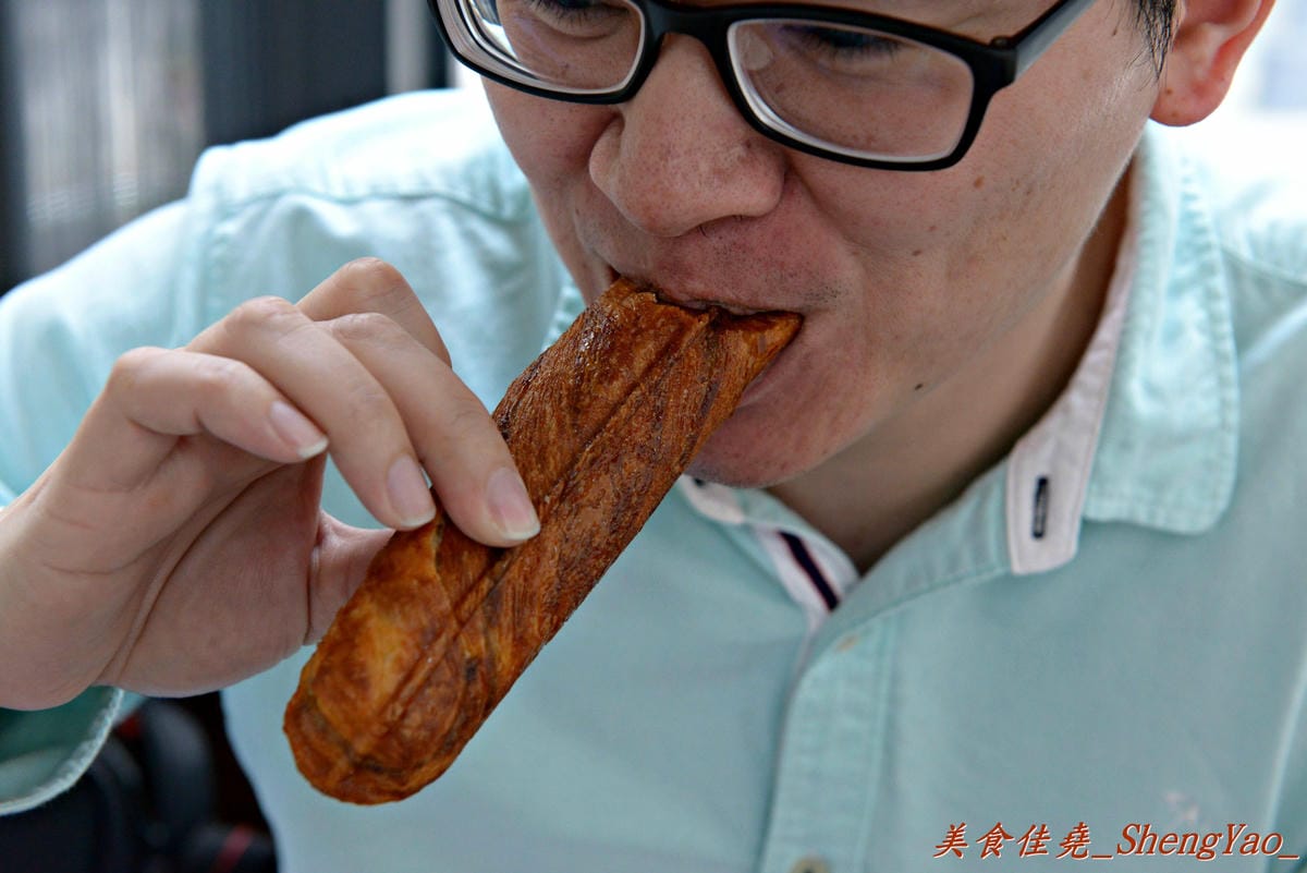 [台中梧棲]三輪車麵包坊 – 梧棲第一家庭院咖啡坊,麵包學徒出身的年輕老闆曾經是偶像團體歌手,也出過唱片,為了夢想每天騎著三輪車沿街叫賣自己作的麵包。麵包樸實好吃,大推起司棒和芝麻QQ