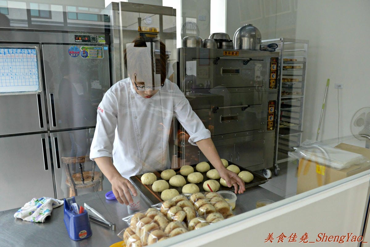 [台中梧棲]三輪車麵包坊 – 梧棲第一家庭院咖啡坊,麵包學徒出身的年輕老闆曾經是偶像團體歌手,也出過唱片,為了夢想每天騎著三輪車沿街叫賣自己作的麵包。麵包樸實好吃,大推起司棒和芝麻QQ