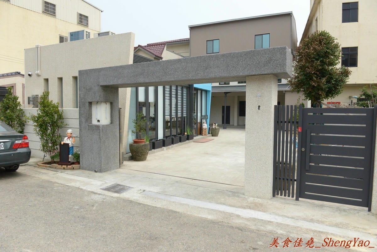 [台中梧棲]三輪車麵包坊 – 梧棲第一家庭院咖啡坊,麵包學徒出身的年輕老闆曾經是偶像團體歌手,也出過唱片,為了夢想每天騎著三輪車沿街叫賣自己作的麵包。麵包樸實好吃,大推起司棒和芝麻QQ