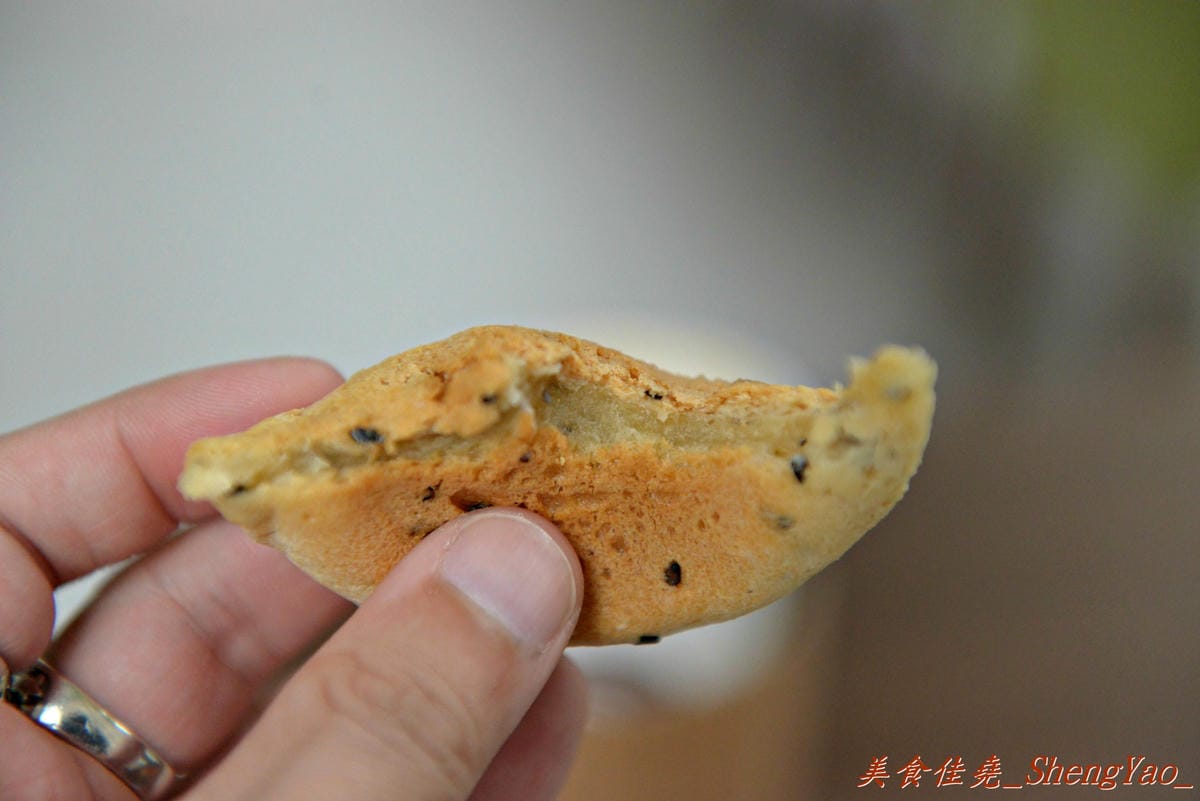 [台中梧棲]三輪車麵包坊 – 梧棲第一家庭院咖啡坊,麵包學徒出身的年輕老闆曾經是偶像團體歌手,也出過唱片,為了夢想每天騎著三輪車沿街叫賣自己作的麵包。麵包樸實好吃,大推起司棒和芝麻QQ