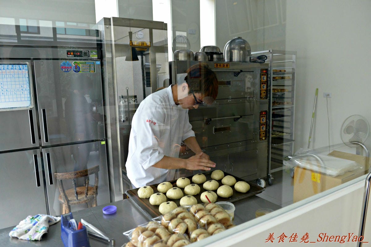 [台中梧棲]三輪車麵包坊 – 梧棲第一家庭院咖啡坊,麵包學徒出身的年輕老闆曾經是偶像團體歌手,也出過唱片,為了夢想每天騎著三輪車沿街叫賣自己作的麵包。麵包樸實好吃,大推起司棒和芝麻QQ