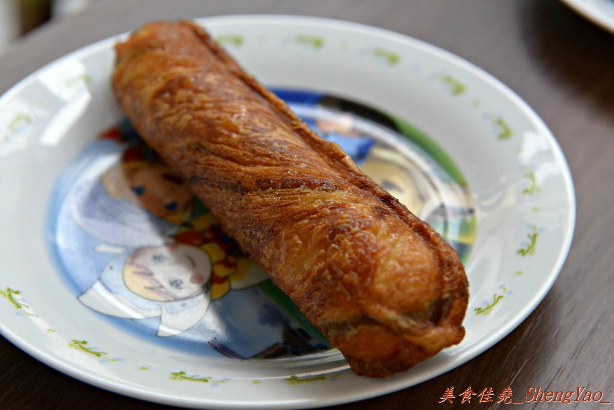 [台中梧棲]三輪車麵包坊 – 梧棲第一家庭院咖啡坊,麵包學徒出身的年輕老闆曾經是偶像團體歌手,也出過唱片,為了夢想每天騎著三輪車沿街叫賣自己作的麵包。麵包樸實好吃,大推起司棒和芝麻QQ