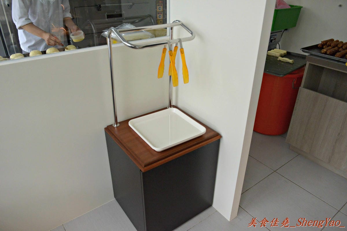 [台中梧棲]三輪車麵包坊 – 梧棲第一家庭院咖啡坊,麵包學徒出身的年輕老闆曾經是偶像團體歌手,也出過唱片,為了夢想每天騎著三輪車沿街叫賣自己作的麵包。麵包樸實好吃,大推起司棒和芝麻QQ
