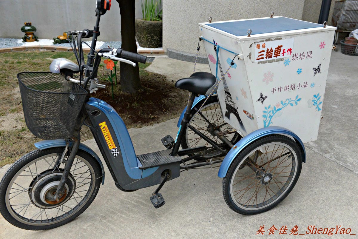 [台中梧棲]三輪車麵包坊 – 梧棲第一家庭院咖啡坊,麵包學徒出身的年輕老闆曾經是偶像團體歌手,也出過唱片,為了夢想每天騎著三輪車沿街叫賣自己作的麵包。麵包樸實好吃,大推起司棒和芝麻QQ