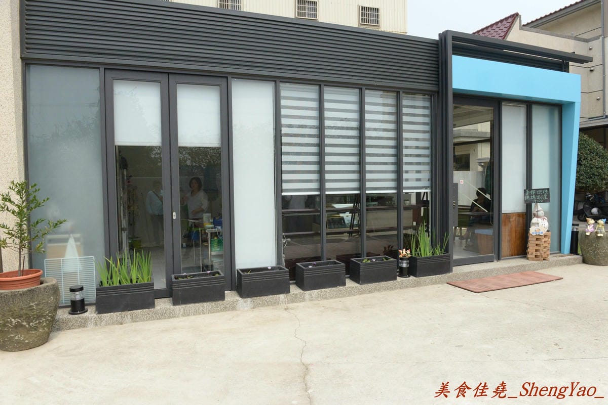 [台中梧棲]三輪車麵包坊 – 梧棲第一家庭院咖啡坊,麵包學徒出身的年輕老闆曾經是偶像團體歌手,也出過唱片,為了夢想每天騎著三輪車沿街叫賣自己作的麵包。麵包樸實好吃,大推起司棒和芝麻QQ