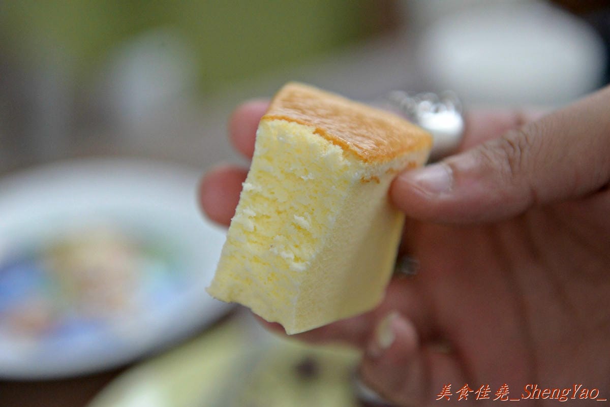 [台中梧棲]三輪車麵包坊 – 梧棲第一家庭院咖啡坊,麵包學徒出身的年輕老闆曾經是偶像團體歌手,也出過唱片,為了夢想每天騎著三輪車沿街叫賣自己作的麵包。麵包樸實好吃,大推起司棒和芝麻QQ