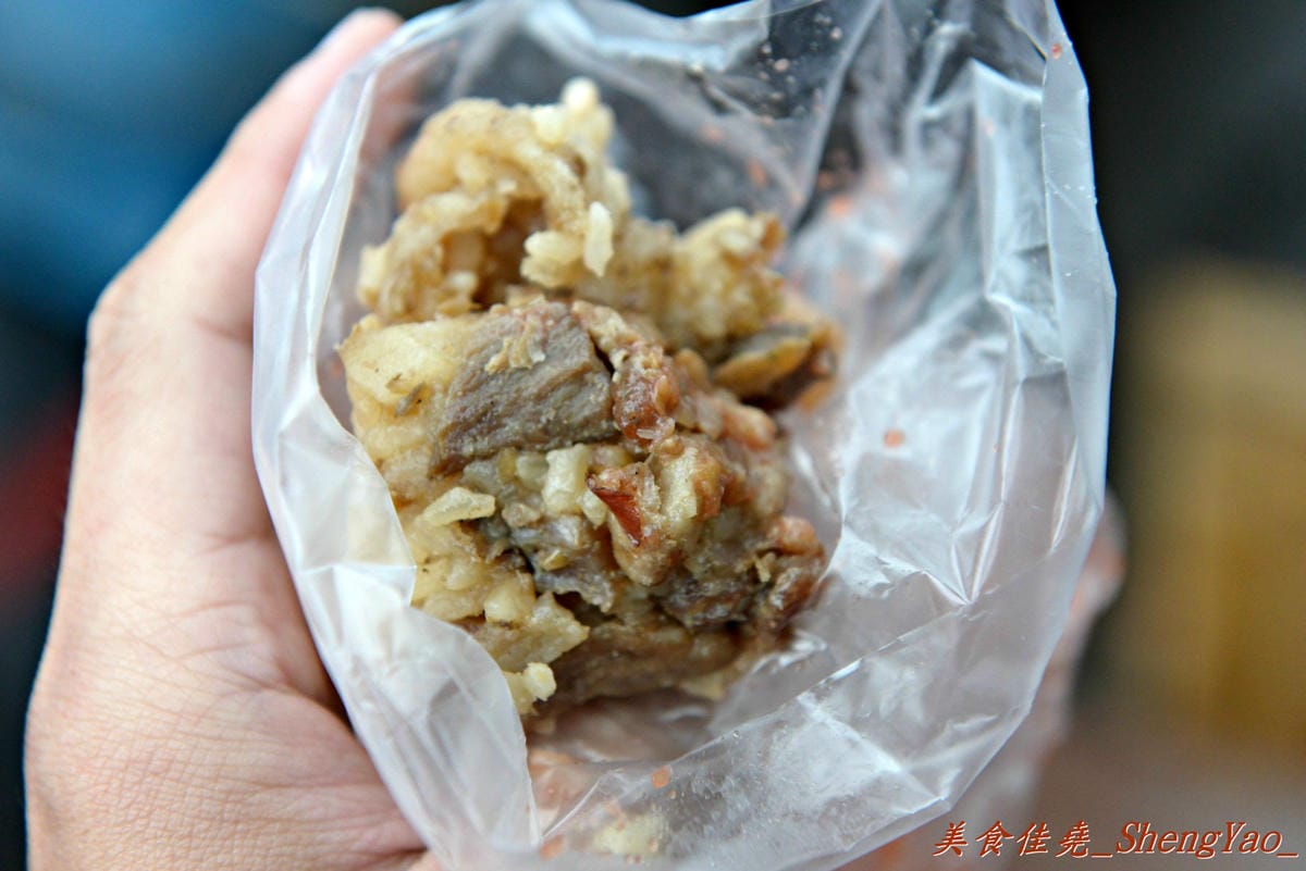 [台中沙鹿]鞠躬肉粽 – 向上路七段旁有故事的無名肉粽攤,店家母子倆超客氣,逢車都會鞠躬,肉粽吃起來還不差。(已歇業)