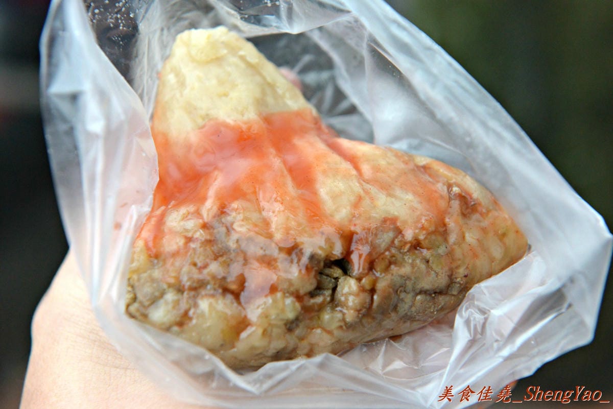 [台中沙鹿]鞠躬肉粽 – 向上路七段旁有故事的無名肉粽攤,店家母子倆超客氣,逢車都會鞠躬,肉粽吃起來還不差。(已歇業)