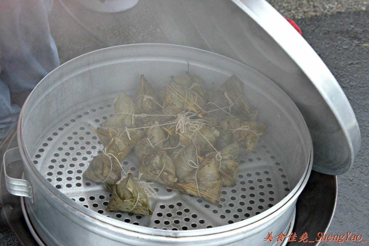 [台中沙鹿]鞠躬肉粽 – 向上路七段旁有故事的無名肉粽攤,店家母子倆超客氣,逢車都會鞠躬,肉粽吃起來還不差。(已歇業)