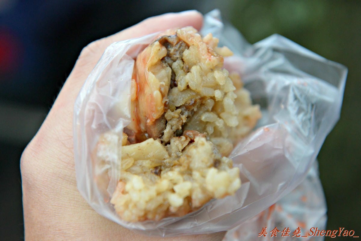 [台中沙鹿]鞠躬肉粽 – 向上路七段旁有故事的無名肉粽攤,店家母子倆超客氣,逢車都會鞠躬,肉粽吃起來還不差。(已歇業)