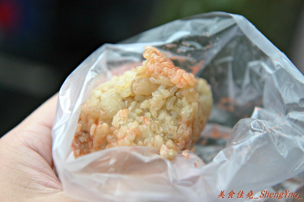 [台中沙鹿]鞠躬肉粽 – 向上路七段旁有故事的無名肉粽攤,店家母子倆超客氣,逢車都會鞠躬,肉粽吃起來還不差。(已歇業)