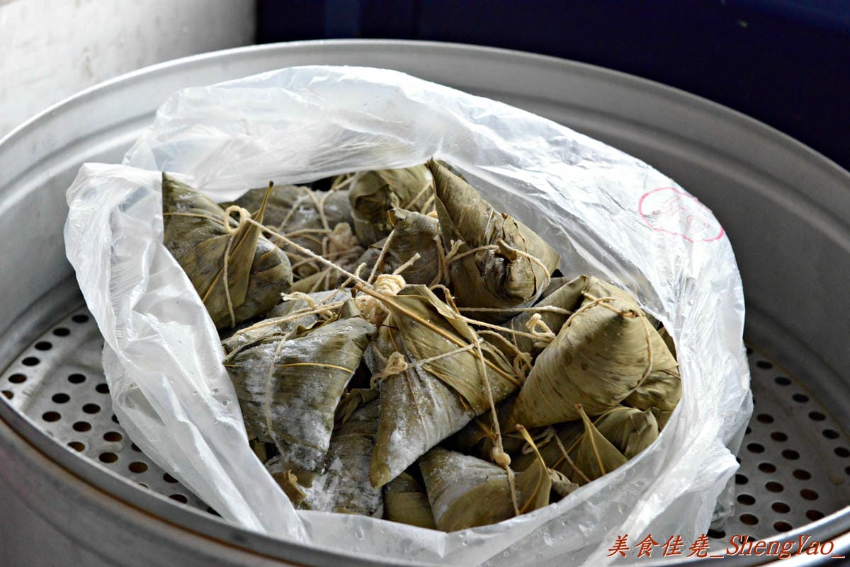 [台中沙鹿]鞠躬肉粽 – 向上路七段旁有故事的無名肉粽攤,店家母子倆超客氣,逢車都會鞠躬,肉粽吃起來還不差。(已歇業)