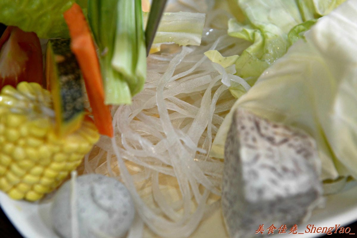 [台中沙鹿]新都 私房涮涮鍋 – 沙鹿在地人才知道,隱身巷弄間的老字號火鍋店,食材新鮮,湯頭用埔里水熬製,價格稍微偏高。