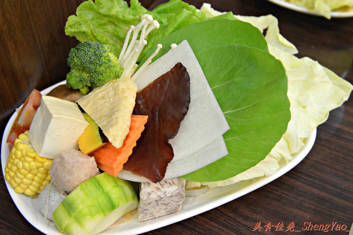 [台中沙鹿]新都 私房涮涮鍋 – 沙鹿在地人才知道,隱身巷弄間的老字號火鍋店,食材新鮮,湯頭用埔里水熬製,價格稍微偏高。