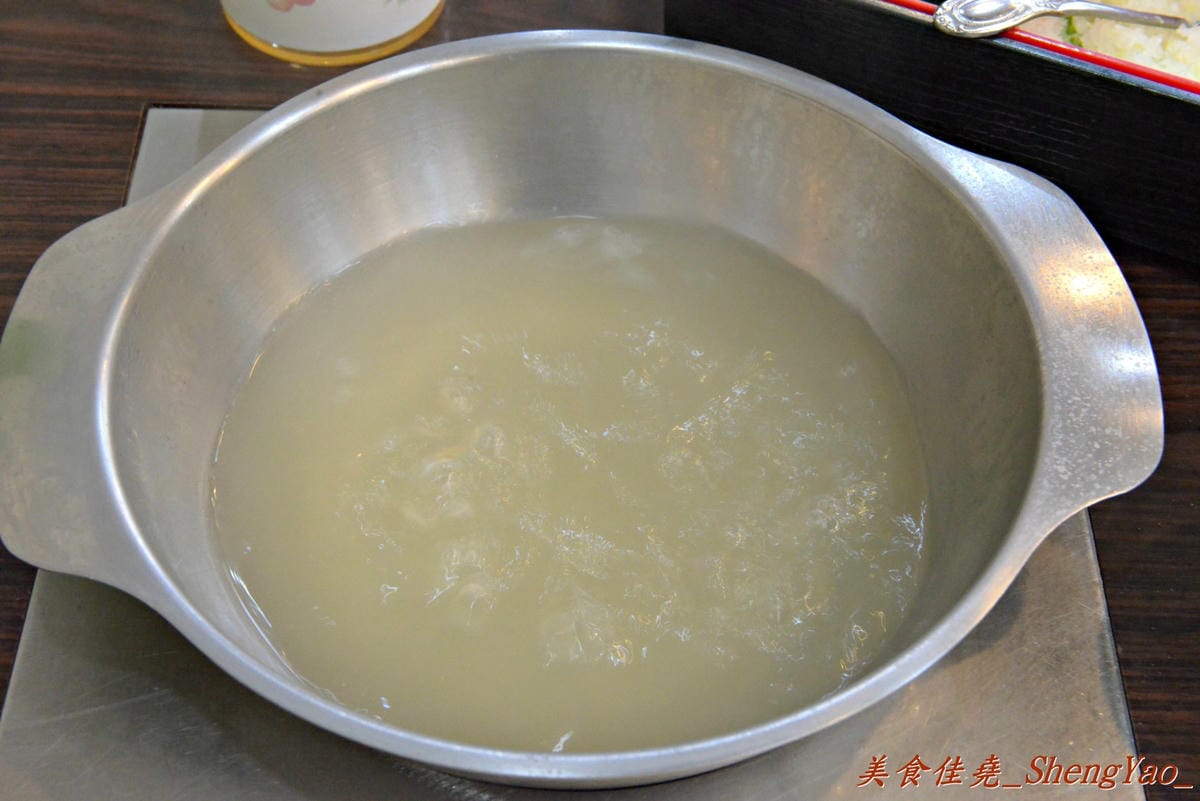[台中沙鹿]新都 私房涮涮鍋 – 沙鹿在地人才知道,隱身巷弄間的老字號火鍋店,食材新鮮,湯頭用埔里水熬製,價格稍微偏高。
