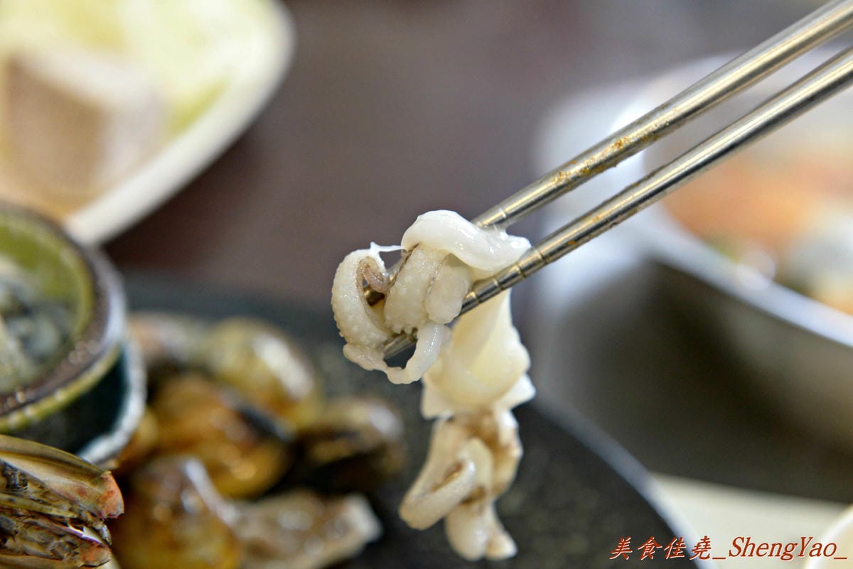 [台中沙鹿]新都 私房涮涮鍋 – 沙鹿在地人才知道,隱身巷弄間的老字號火鍋店,食材新鮮,湯頭用埔里水熬製,價格稍微偏高。