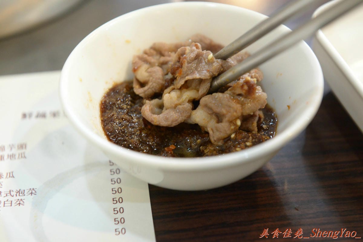 [台中沙鹿]新都 私房涮涮鍋 – 沙鹿在地人才知道,隱身巷弄間的老字號火鍋店,食材新鮮,湯頭用埔里水熬製,價格稍微偏高。