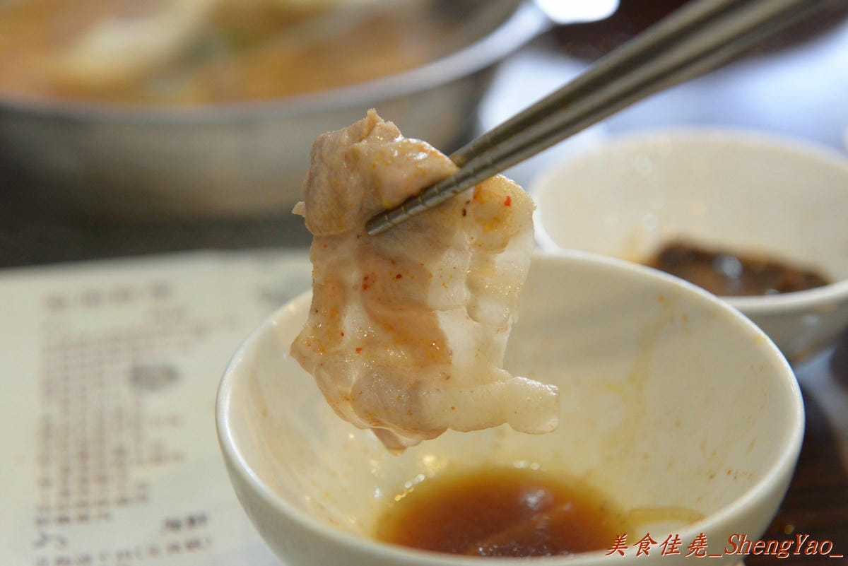 [台中沙鹿]新都 私房涮涮鍋 – 沙鹿在地人才知道,隱身巷弄間的老字號火鍋店,食材新鮮,湯頭用埔里水熬製,價格稍微偏高。