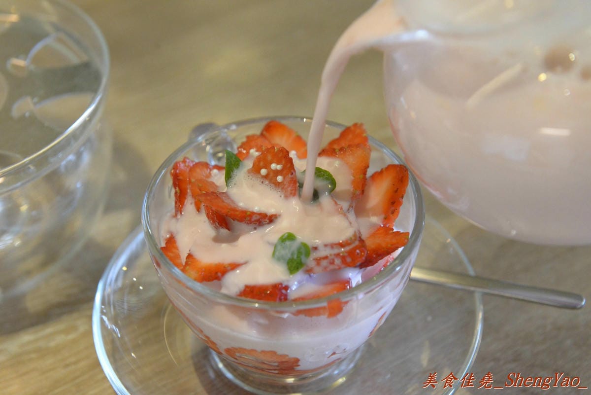 [台中西區]橋貳餐館 Bashi Bashi Bistro – 超夢幻的季節限定草莓起司鍋,顛覆一般的瑞士起司鍋,搭配上棉花糖和草莓沾著吃,酸酸甜甜又鹹鹹的感覺好特別。(已歇業)
