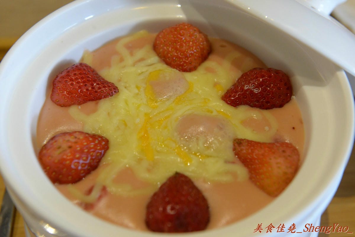 [台中西區]橋貳餐館 Bashi Bashi Bistro – 超夢幻的季節限定草莓起司鍋,顛覆一般的瑞士起司鍋,搭配上棉花糖和草莓沾著吃,酸酸甜甜又鹹鹹的感覺好特別。(已歇業)