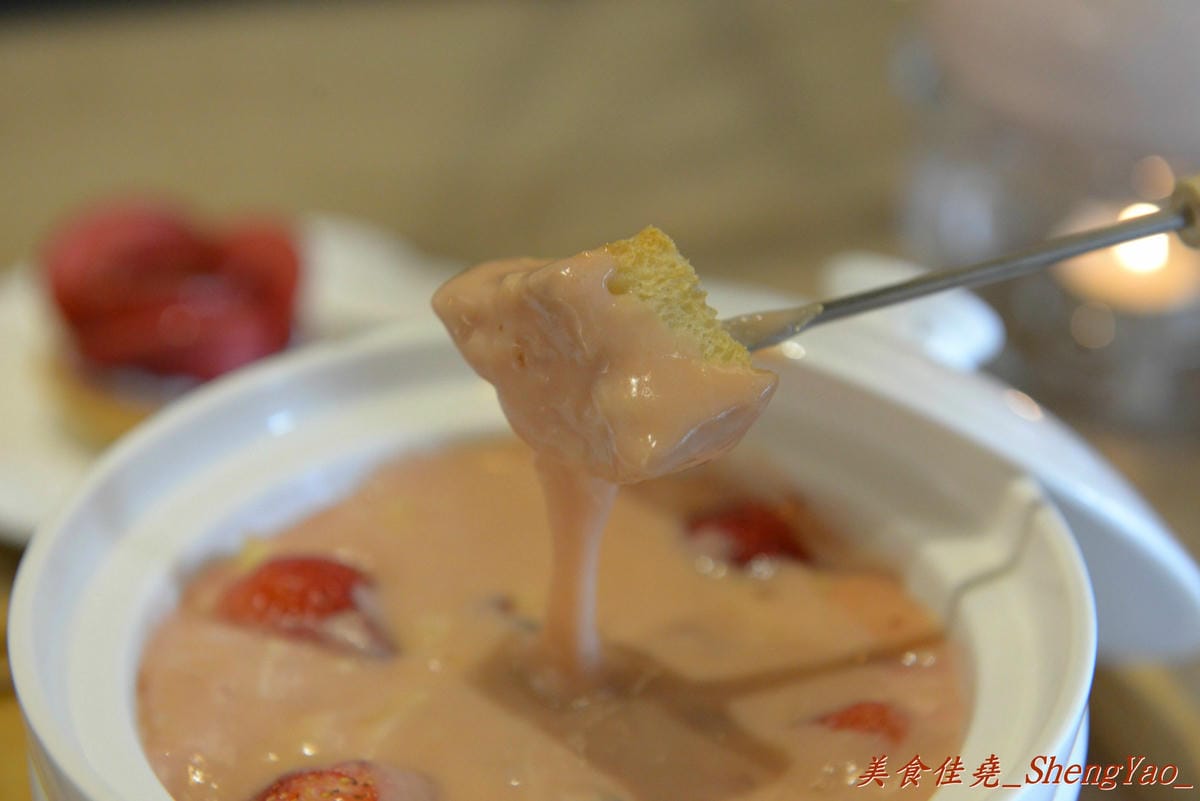 [台中西區]橋貳餐館 Bashi Bashi Bistro – 超夢幻的季節限定草莓起司鍋,顛覆一般的瑞士起司鍋,搭配上棉花糖和草莓沾著吃,酸酸甜甜又鹹鹹的感覺好特別。(已歇業)