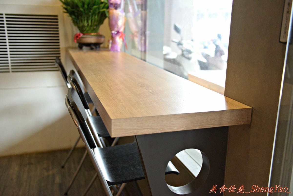 [台中西區]橋貳餐館 Bashi Bashi Bistro – 超夢幻的季節限定草莓起司鍋,顛覆一般的瑞士起司鍋,搭配上棉花糖和草莓沾著吃,酸酸甜甜又鹹鹹的感覺好特別。(已歇業)