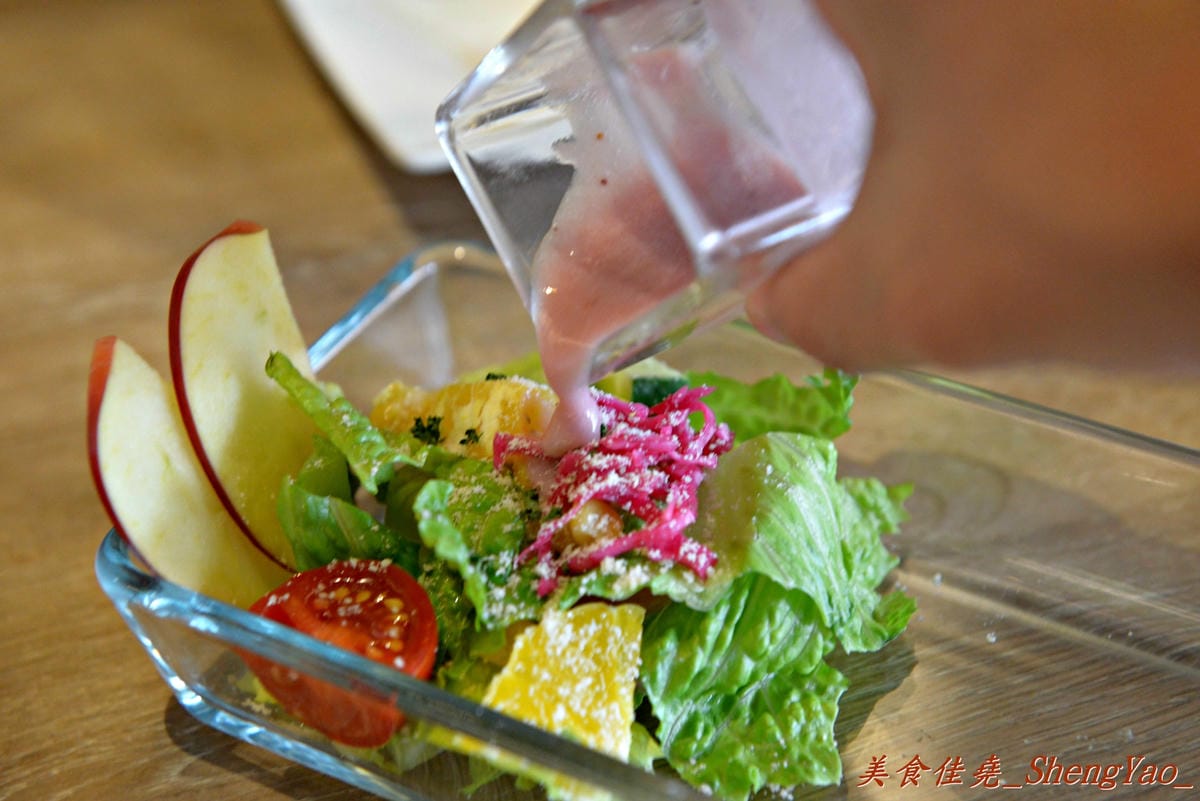 [台中西區]橋貳餐館 Bashi Bashi Bistro – 超夢幻的季節限定草莓起司鍋,顛覆一般的瑞士起司鍋,搭配上棉花糖和草莓沾著吃,酸酸甜甜又鹹鹹的感覺好特別。(已歇業)
