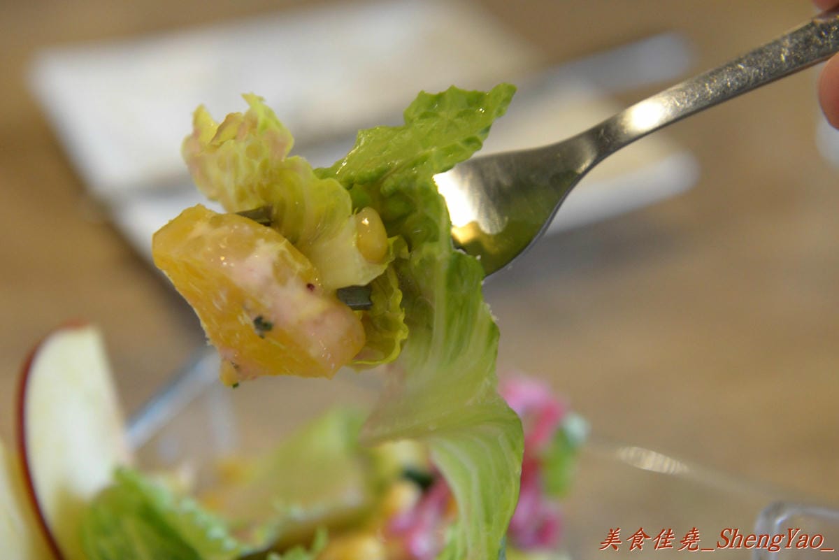 [台中西區]橋貳餐館 Bashi Bashi Bistro – 超夢幻的季節限定草莓起司鍋,顛覆一般的瑞士起司鍋,搭配上棉花糖和草莓沾著吃,酸酸甜甜又鹹鹹的感覺好特別。(已歇業)