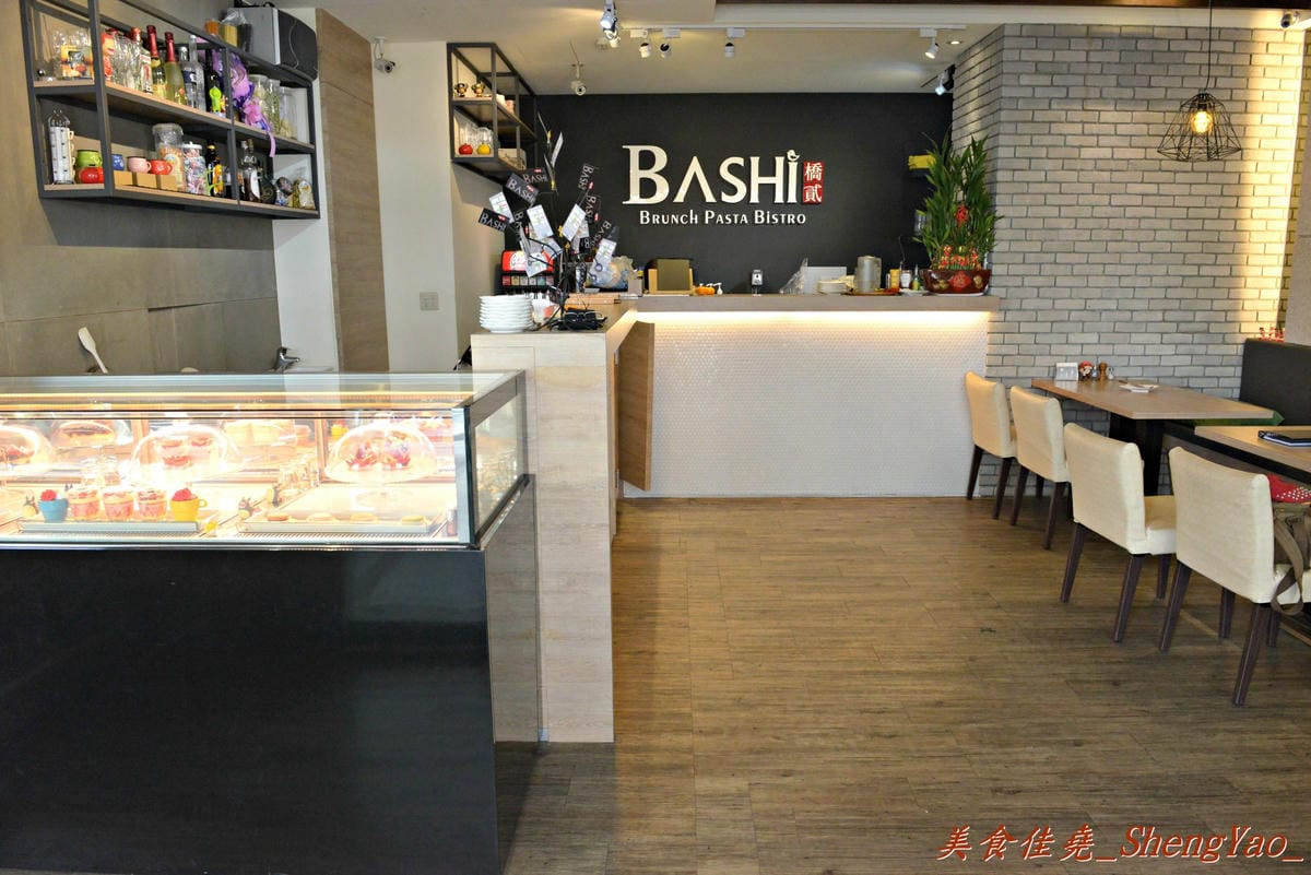 [台中西區]橋貳餐館 Bashi Bashi Bistro – 超夢幻的季節限定草莓起司鍋,顛覆一般的瑞士起司鍋,搭配上棉花糖和草莓沾著吃,酸酸甜甜又鹹鹹的感覺好特別。(已歇業)
