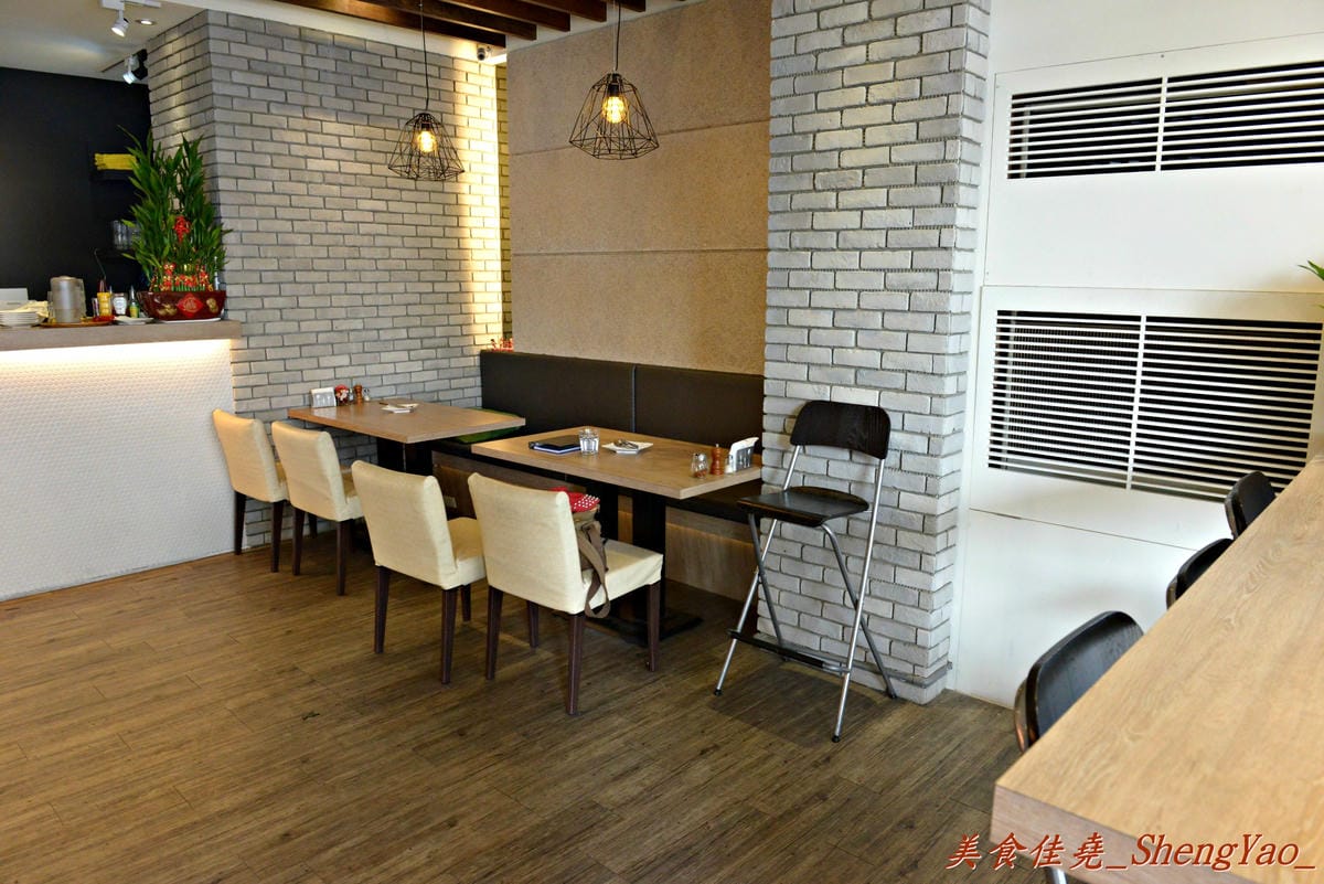 [台中西區]橋貳餐館 Bashi Bashi Bistro – 超夢幻的季節限定草莓起司鍋,顛覆一般的瑞士起司鍋,搭配上棉花糖和草莓沾著吃,酸酸甜甜又鹹鹹的感覺好特別。(已歇業)