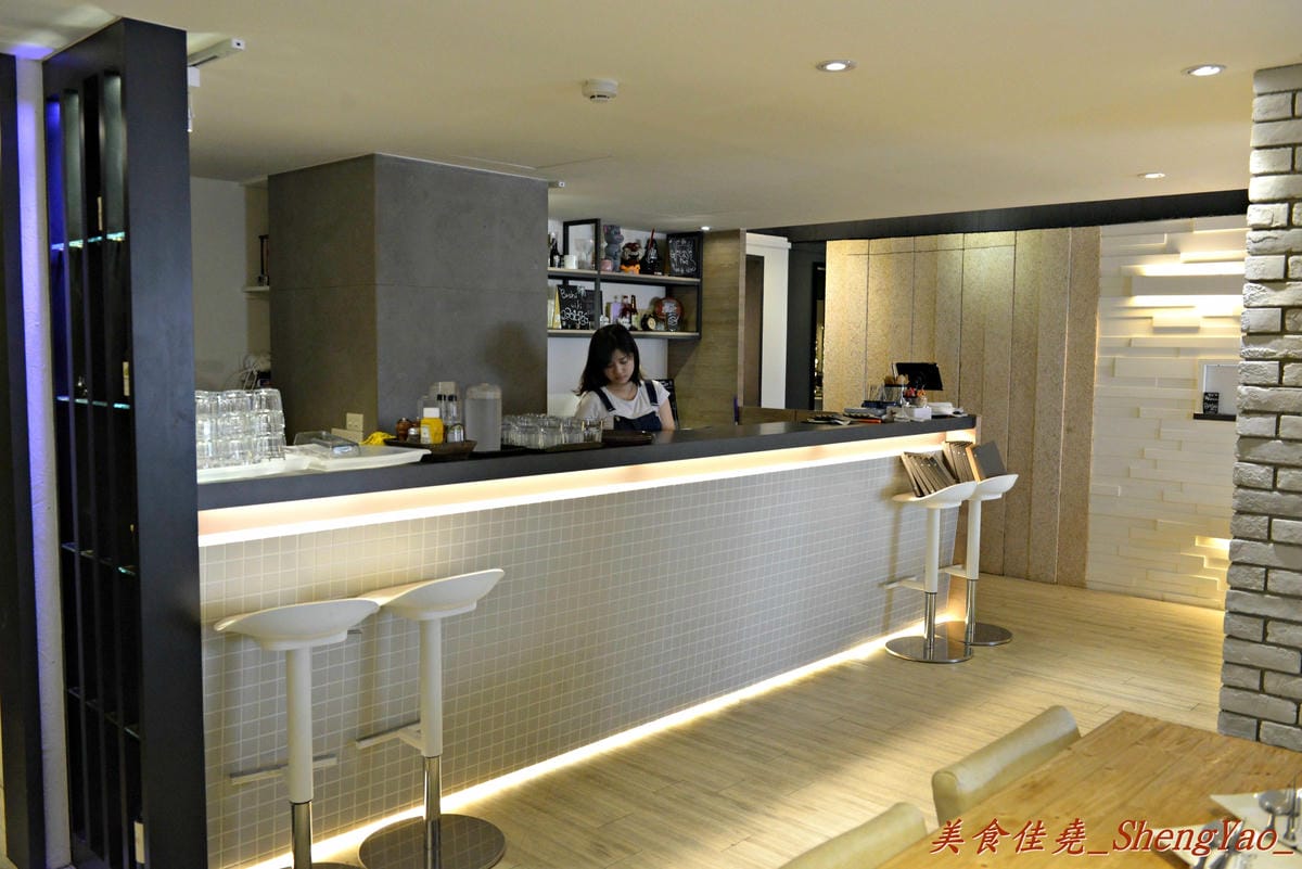 [台中西區]橋貳餐館 Bashi Bashi Bistro – 超夢幻的季節限定草莓起司鍋,顛覆一般的瑞士起司鍋,搭配上棉花糖和草莓沾著吃,酸酸甜甜又鹹鹹的感覺好特別。(已歇業)