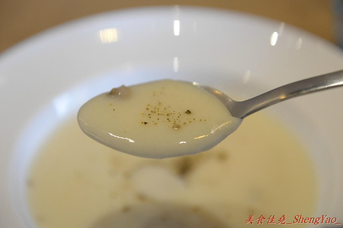 [台中西區]橋貳餐館 Bashi Bashi Bistro – 超夢幻的季節限定草莓起司鍋,顛覆一般的瑞士起司鍋,搭配上棉花糖和草莓沾著吃,酸酸甜甜又鹹鹹的感覺好特別。(已歇業)