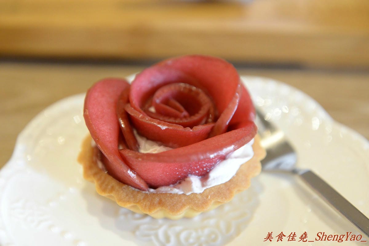 [台中西區]橋貳餐館 Bashi Bashi Bistro – 超夢幻的季節限定草莓起司鍋,顛覆一般的瑞士起司鍋,搭配上棉花糖和草莓沾著吃,酸酸甜甜又鹹鹹的感覺好特別。(已歇業)