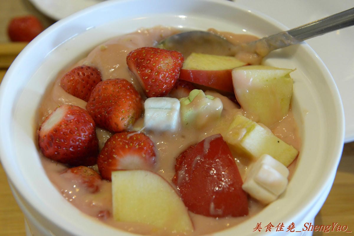 [台中西區]橋貳餐館 Bashi Bashi Bistro – 超夢幻的季節限定草莓起司鍋,顛覆一般的瑞士起司鍋,搭配上棉花糖和草莓沾著吃,酸酸甜甜又鹹鹹的感覺好特別。(已歇業)