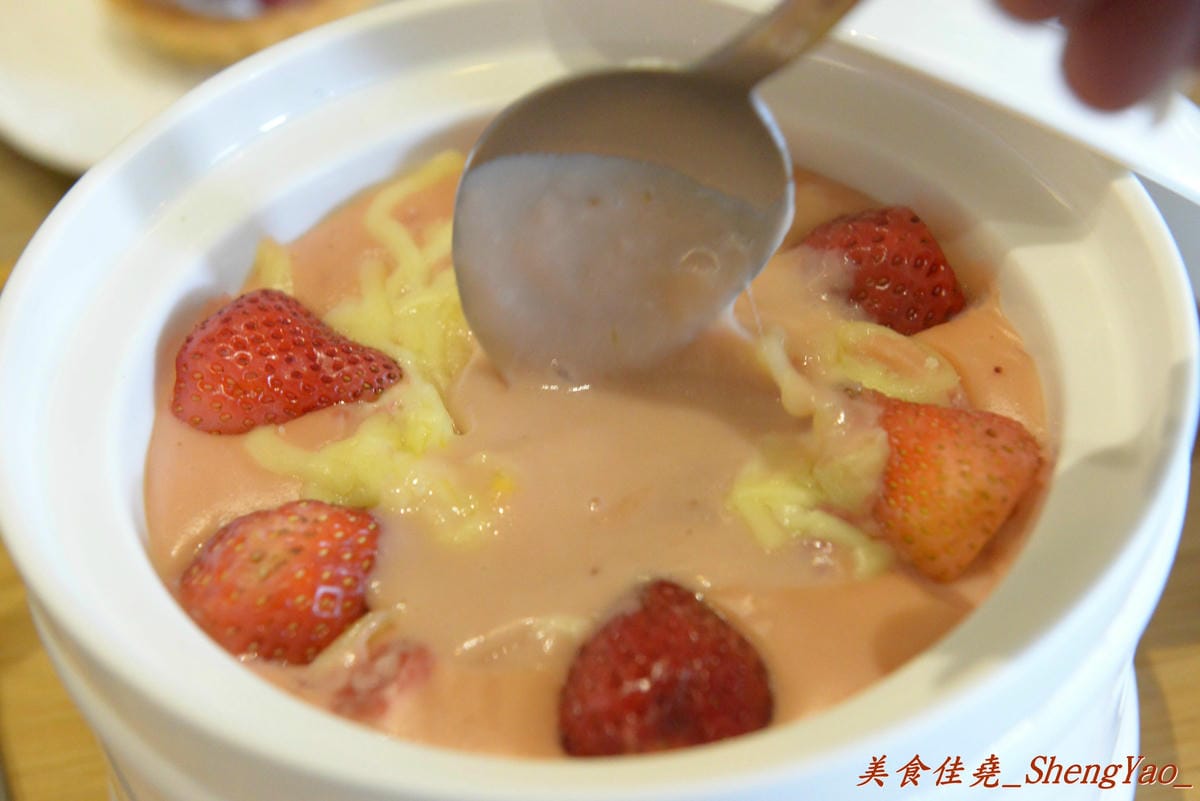 [台中西區]橋貳餐館 Bashi Bashi Bistro – 超夢幻的季節限定草莓起司鍋,顛覆一般的瑞士起司鍋,搭配上棉花糖和草莓沾著吃,酸酸甜甜又鹹鹹的感覺好特別。(已歇業)