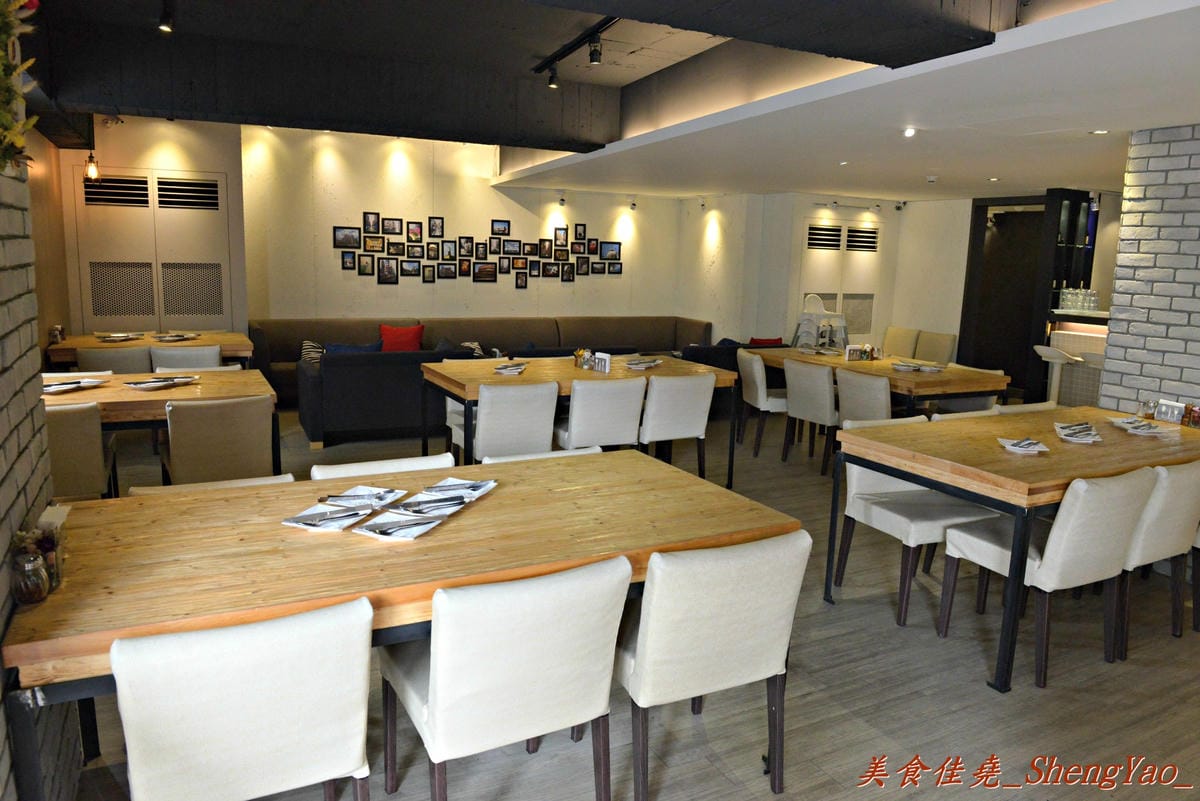[台中西區]橋貳餐館 Bashi Bashi Bistro – 超夢幻的季節限定草莓起司鍋,顛覆一般的瑞士起司鍋,搭配上棉花糖和草莓沾著吃,酸酸甜甜又鹹鹹的感覺好特別。(已歇業)