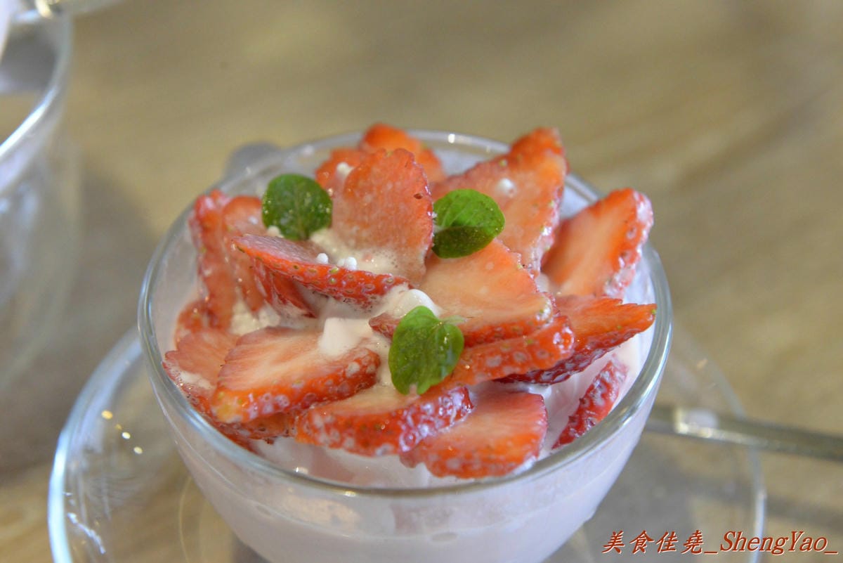 [台中西區]橋貳餐館 Bashi Bashi Bistro – 超夢幻的季節限定草莓起司鍋,顛覆一般的瑞士起司鍋,搭配上棉花糖和草莓沾著吃,酸酸甜甜又鹹鹹的感覺好特別。(已歇業)