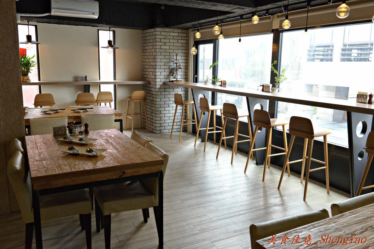 [台中西區]橋貳餐館 Bashi Bashi Bistro – 超夢幻的季節限定草莓起司鍋,顛覆一般的瑞士起司鍋,搭配上棉花糖和草莓沾著吃,酸酸甜甜又鹹鹹的感覺好特別。(已歇業)