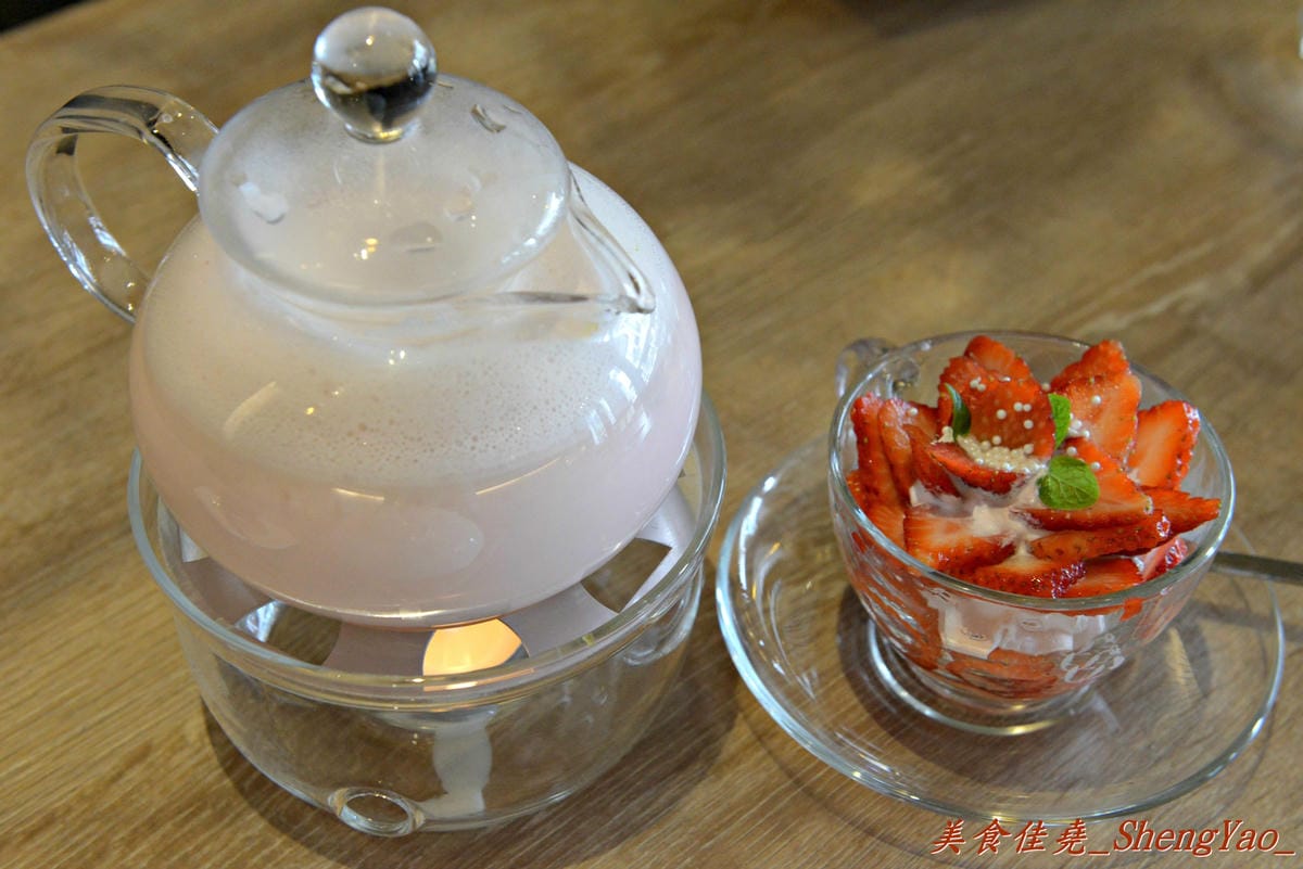 [台中西區]橋貳餐館 Bashi Bashi Bistro – 超夢幻的季節限定草莓起司鍋,顛覆一般的瑞士起司鍋,搭配上棉花糖和草莓沾著吃,酸酸甜甜又鹹鹹的感覺好特別。(已歇業)