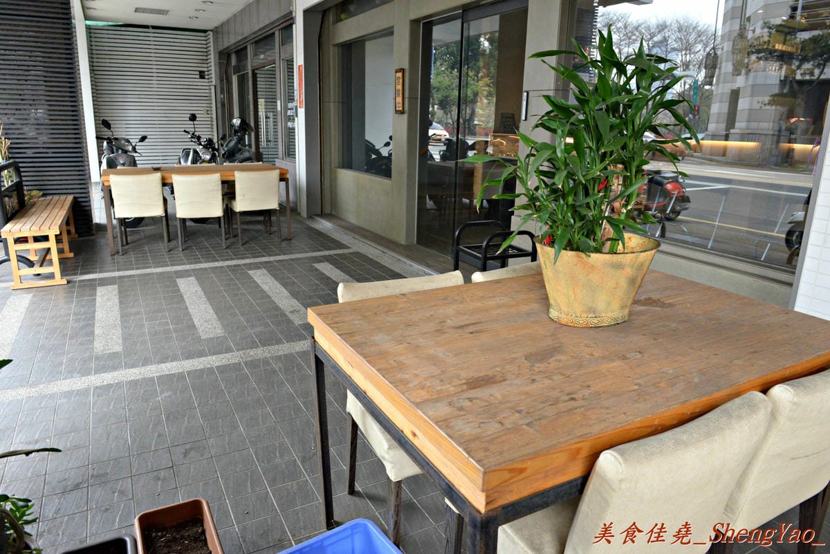 [台中西區]橋貳餐館 Bashi Bashi Bistro – 超夢幻的季節限定草莓起司鍋,顛覆一般的瑞士起司鍋,搭配上棉花糖和草莓沾著吃,酸酸甜甜又鹹鹹的感覺好特別。(已歇業)
