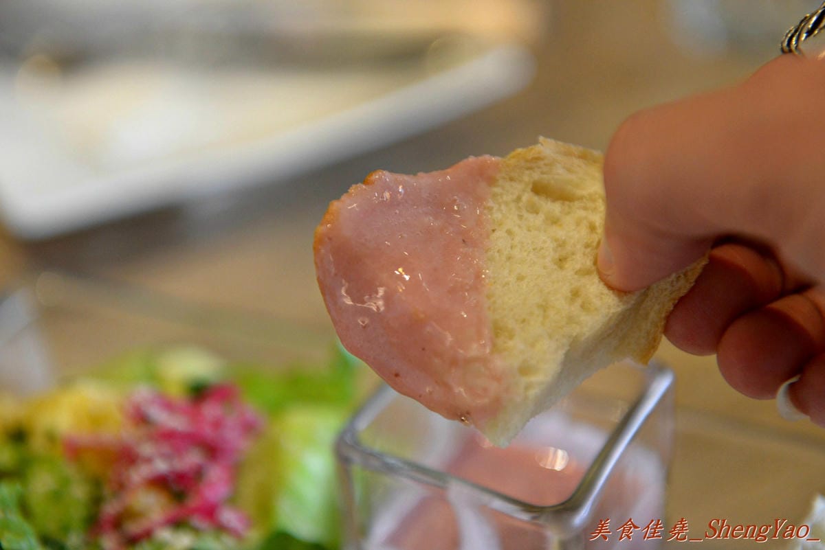 [台中西區]橋貳餐館 Bashi Bashi Bistro – 超夢幻的季節限定草莓起司鍋,顛覆一般的瑞士起司鍋,搭配上棉花糖和草莓沾著吃,酸酸甜甜又鹹鹹的感覺好特別。(已歇業)